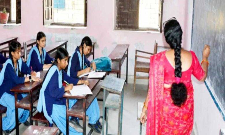 शिक्षक-घर-जाकर-पढ़ा-रहे-छात्राओं-को,-10वीं-12वीं-में-शत-प्रतिशत-रिजल्ट-के-लिए-अनोखी-पहल
