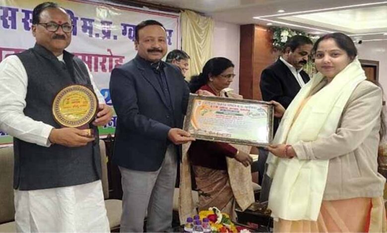 चलती-ट्रेन-में-प्रसव-पीड़ा-से-जूझती-गर्भवती-को-बचाया,-आरक्षक-नीतू-रावत-को-मिला-विशेष-सम्मान