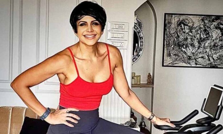 मंदिरा-बेदी-ने-40-पार-महिलाओं-के-लिए-साझा-किया-फिटनेस-का-आसान-फॉर्मूला,-53-की-उम्र-में-भी-दमदार