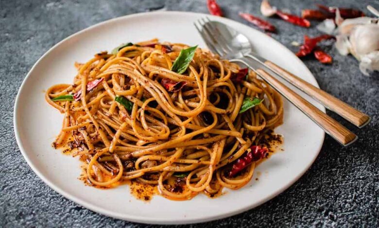 चाइनीज-खाने-का-है-शौक?-घर-पर-मिनटों-में-बनाएं-चिली-गार्लिक-नूडल्स