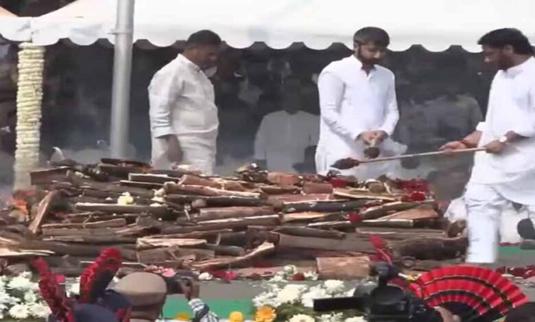 अजित-पवार-का-अंतिम-संस्कार-राजकीय-सम्मान-के-साथ,-दोनों-बेटों-ने-दी-मुखाग्नि