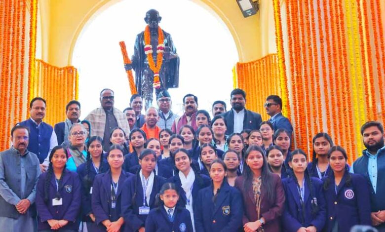 राष्ट्रपिता-की-पुण्य-तिथि-पर-सीएम-योगी-ने-बापू-को-किया-नमन