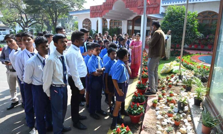 स्कूल-के-विद्यार्थियों-ने-लोकभवन-का-किया-भ्रमण
