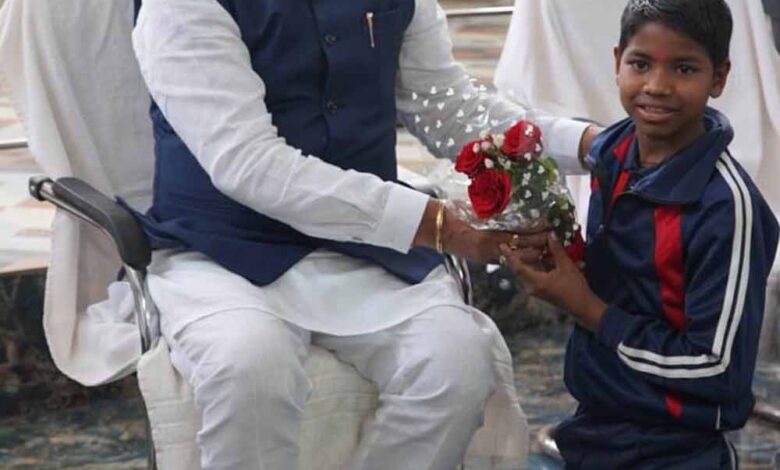 नारायणपुर-के-परीयना-दिव्यांग-आवासीय-विद्यालय-को-बस-देने-की-घोषणा