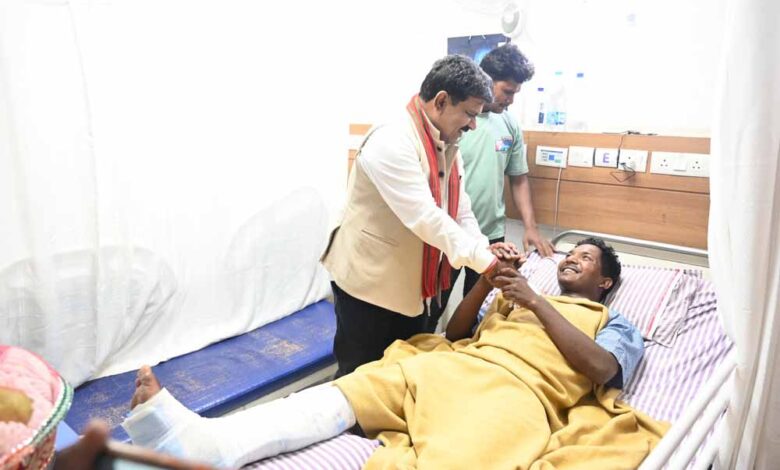 उपमुख्यमंत्री-श्री-विजय-शर्मा-ने-आईईडी-ब्लास्ट-में-घायल-जवानों-से-अस्पताल-में-की-मुलाकात