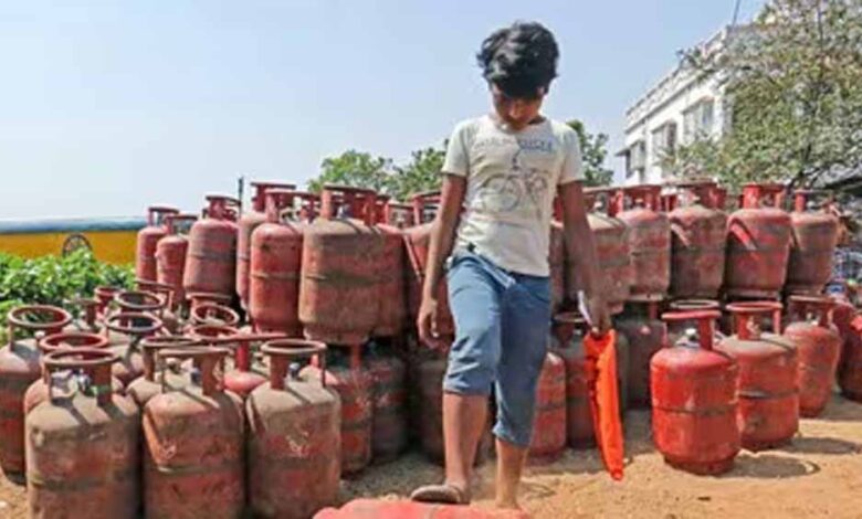 बजट-से-पहले-बड़ा-झटका,-50-रुपये-महंगा-हुआ-एलपीजी-सिलेंडर