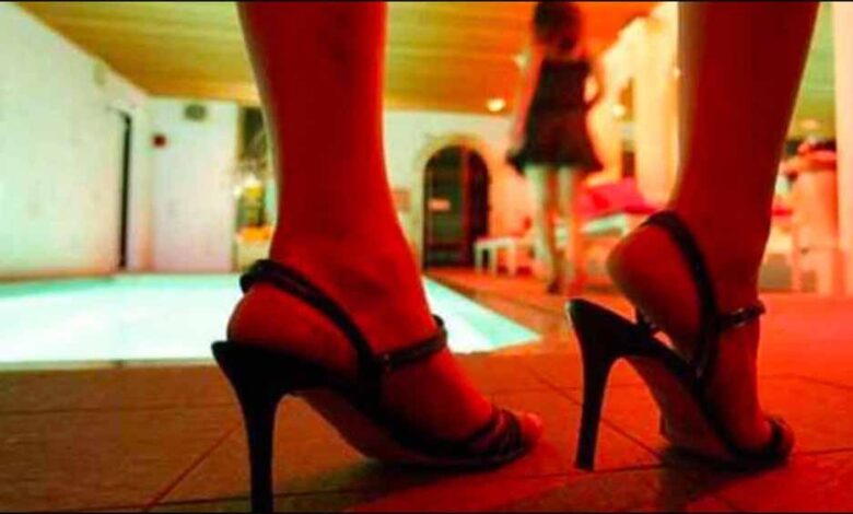 जबलपुर-में-सेक्स-रैकेट-के-अड्डे-पर-मिली-विदेशी-महिला,-पुलिस-के-छापा-मारते-ही-भाग-गया-दलाल