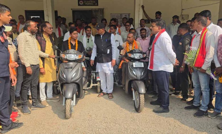 स्कूटी-मिलने-से-लाभार्थियों-में-खुशी-की-लहर,-उपमुख्यमंत्री-के-प्रति-जताया-आभार