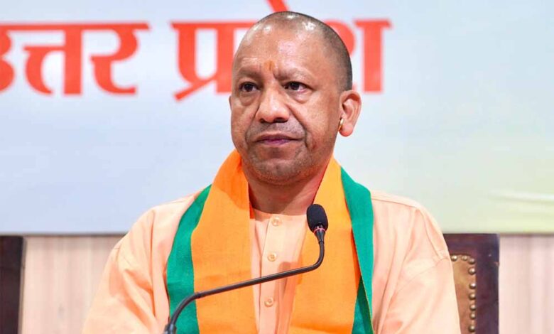 योगी-सरकार-की-दूरदर्शी-पहल-से-रेशम-उद्योग-को-नई-उड़ान,-‘सेन्टर-ऑफ-एक्सीलेन्स’-का-हुआ-शुभारंभ