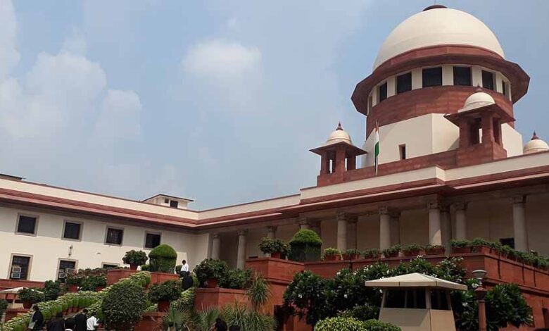 पाकिस्तान-से-आए-हिंदुओं-को-गरिमापूर्ण-जीवन-की-व्यवस्था-भी-हो:-सुप्रीम-कोर्ट