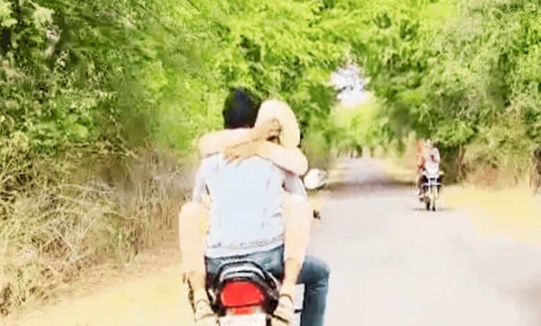 बाइक-पर-गर्लफ्रेंड-बॉयफ्रेंड-का-खतरनाक-स्टंट,-ट्रैफिक-नियमों-की-उड़ी-धज्जियां