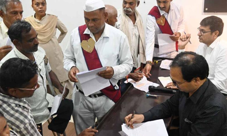 जनदर्शन-में-उमड़ी-भीड़,-कलेक्टर-ने-एक-एक-कर-सुनी-समस्याएं