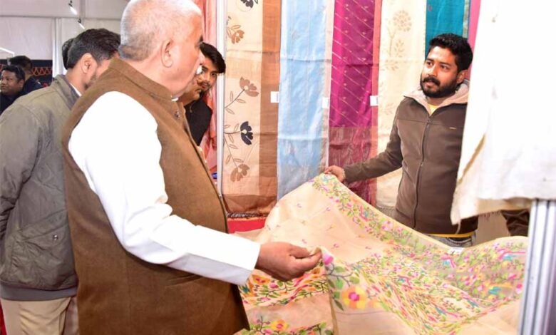 सिल्क-एक्सपो-2026-का-कैबिनेट-मंत्री-राकेश-सचान-ने-किया-उद्घाटन,-आईजीपी-लखनऊ-में-06-फरवरी-तक-चलेगी-प्रदर्शनी