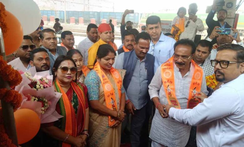 850-श्रद्धालुओं-का-जत्था-अयोध्या-धाम-एवं-काशी-विश्वनाथ-के-दर्शन-के-लिए-भारत-गौरव-स्पेशल-ट्रेन-से-अयोध्या-रवाना