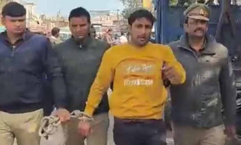 स्कूटी-से-छह-किमी-पीछा-कर-पुलिस-ने-सपा-नेता-को-पकड़ा,-इलाके-में-निकाला-जुलूस,-क्या-हैं-आरोप?