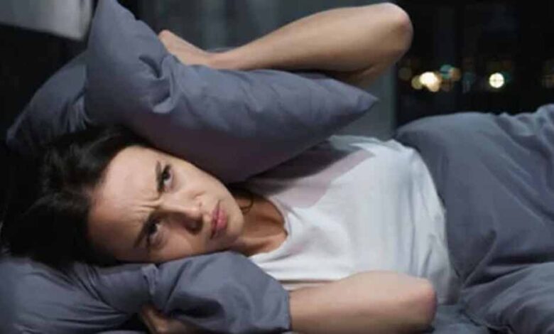 रात-में-नींद-उड़-जाती-है?-हो-सकता-है-वजह-हों-आपके-ठंडे-पैर,-जानिए-पूरा-वैज्ञानिक-कारण