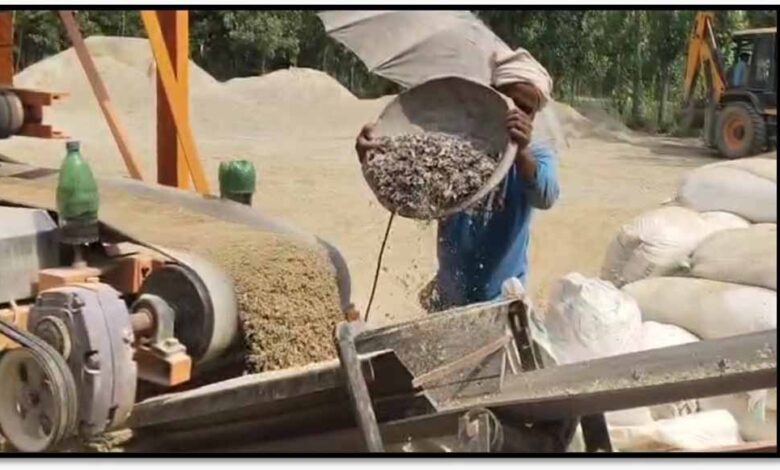 यूपी-के-गांव-हो-रहे-हाईटेक,-प्लास्टिक-कचरे-से-बनाई-75-किलोमीटर-लंबी-सड़क