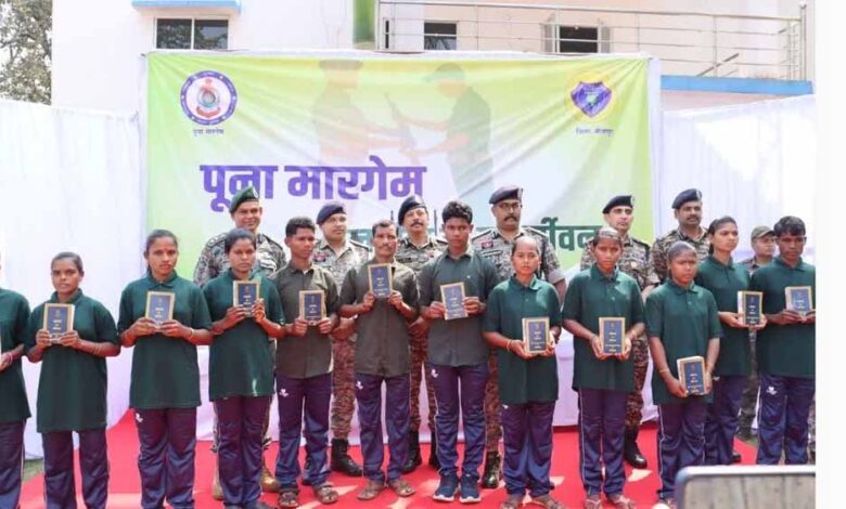 बीजापुर-में-सुरक्षाबलों-की-बड़ी-कामयाबी:-हथियारों-समेत-12-माओवादियों-का-आत्मसमर्पण,-₹54-लाख-का-इनाम-था-घोषित