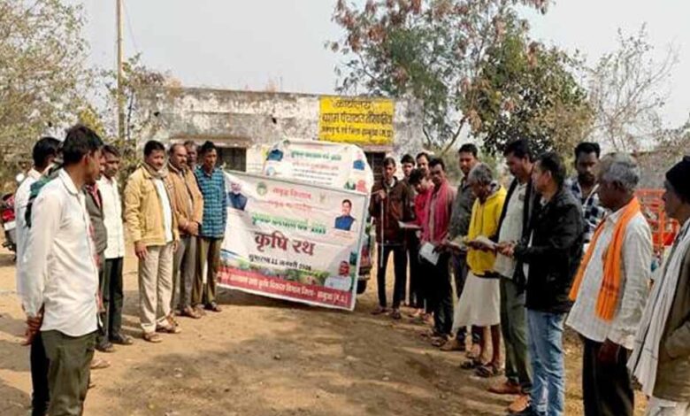 कृषि-रथ-से-किसानों-को-फसलों-में-संतुलित-उर्वरक-एवं-नवीन-तकनीकों-की-दी-गई-जानकारी