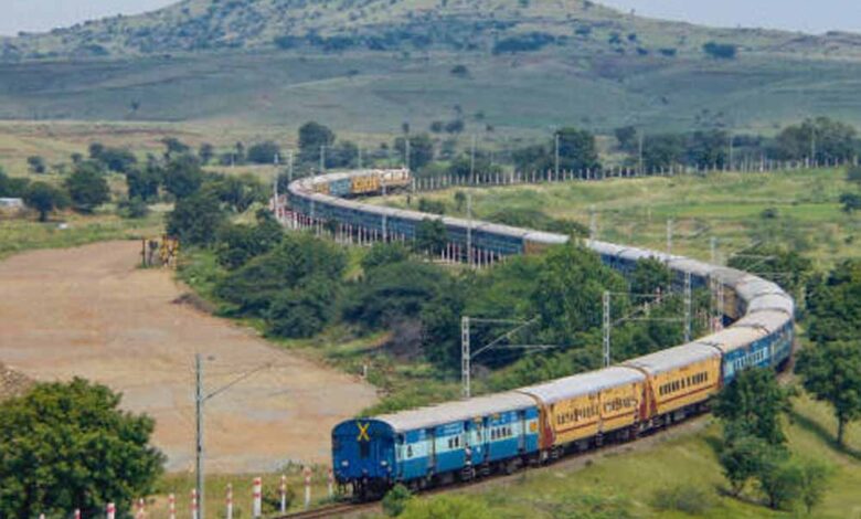 एमपी के इस शहर में पहली बार पहुंची रेल, भोपाल-रामगंज मंडी रेल लाइन पर राजगढ़ तक चली उम्मीदों की रेल