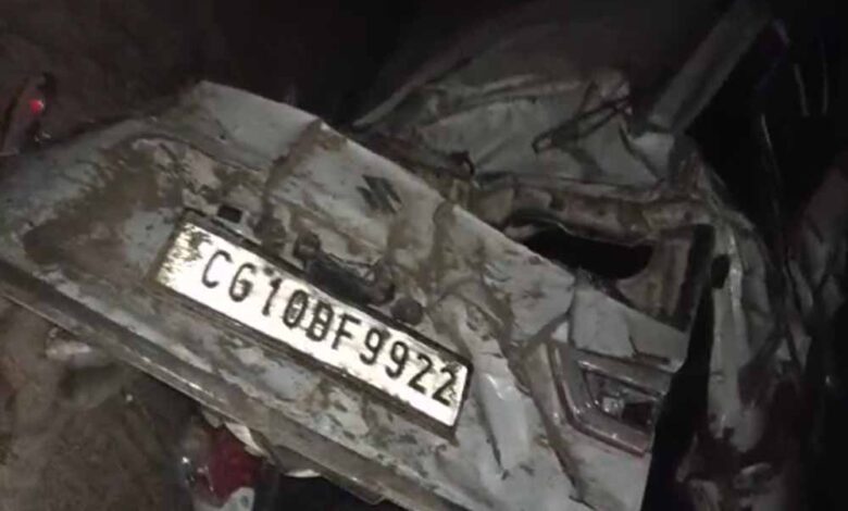 बारात से लौट रही कार गड्ढे में गिरी, 2 की मौत और दो की हालत गंभीर
