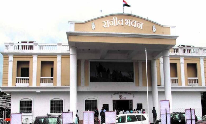 मतदाता सूची से नाम कटने पर बवाल: ‘मैं जीवित हूं’ तख्ती लेकर कांग्रेस भवन पहुंचे लोग, SIR प्रक्रिया पर सवाल