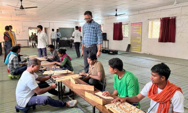 जिन हाथों ने कभी बंदूक थामकर हिंसा को अंजाम दिया, वही प्रशिक्षण लेकर सीख रहे हुनर