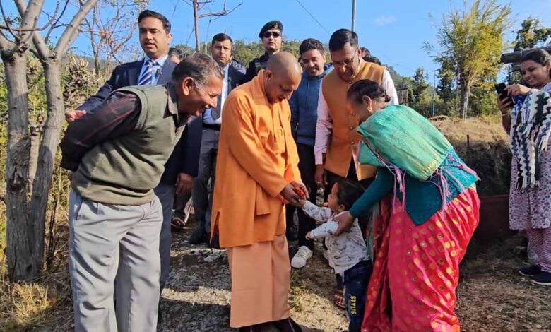 बच्चों-के-बीच-उमड़ा-‘बाबा’-का-बालप्रेम,-मुख्यमंत्री-योगी-आदित्यनाथ-ने-उत्तराखंड-के-अपने-पैतृक-गांव-पंचूर-में-किया-रात्रि-विश्राम