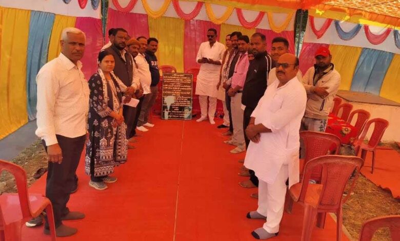 विधायक-दिनेश-राय-मुनमुन-के-करकमलों-से-किये-गये-लाखों-के-विकास-कार्यों-के-भूमिपूजन