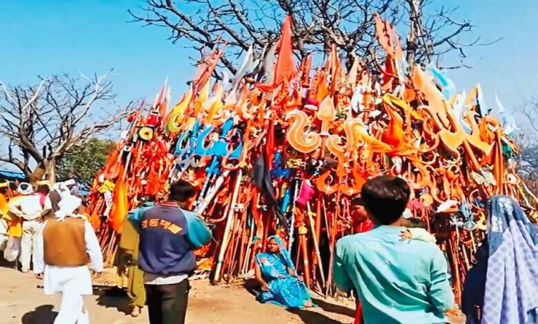 त्रिशूल-लेकर-चौरागढ़-महादेव-के-लिए-निकले-श्रद्धालु,-सतपुड़ा-की-वादियों-में-गूंजे-हर-हर-महादेव-के-जयकारे