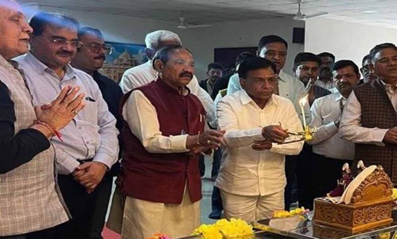 अक्षरधाम-मंदिर-में-उप-मुख्यमंत्री-श्री-देवड़ा-ने-की-नागरिकों-की-सुख-समृद्धि-के-लिये-प्रार्थना