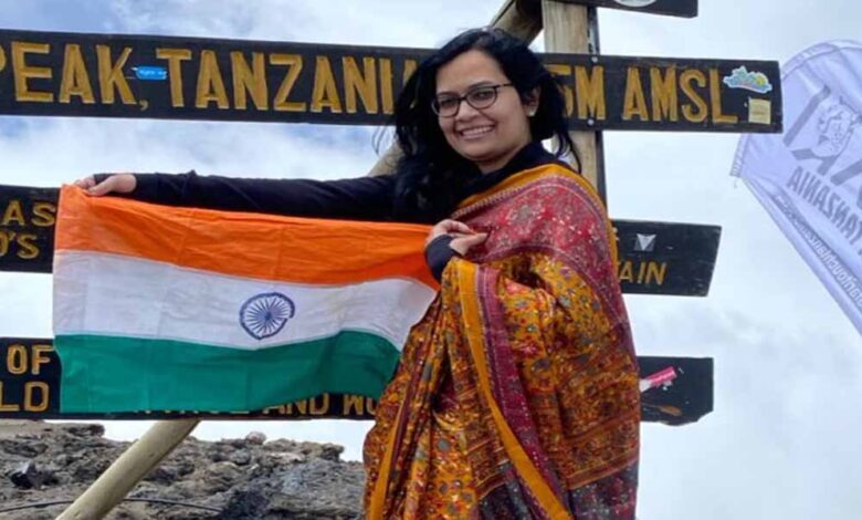 इंदौर-की-बेटी-आंकाक्षा-ने-19,000-फीट-ऊंची-किलिमंजारो-चोटी-पर-चढ़ाई,-साड़ी-पहन-लहराया-तिरंगा