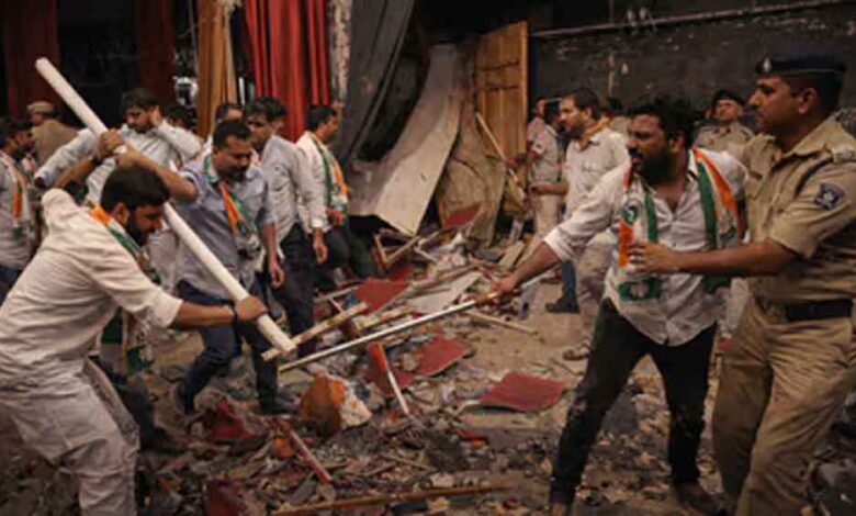 विवादित-नाटक-‘मैं-नाथूराम’-बना-बवाल-की-वजह,-राजकोट-में-हॉल-में-तोड़फोड़,-कांग्रेस-का-उग्र-प्रदर्शन