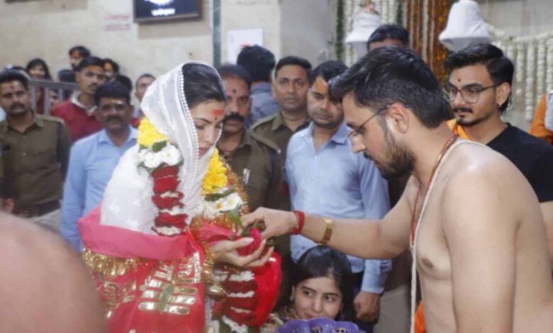 महाकाल-की-भक्ति-में-लीन-जैकलिन-फर्नांडीस,-नंदी-हॉल-में-बैठकर-किए-विशेष-दर्शन