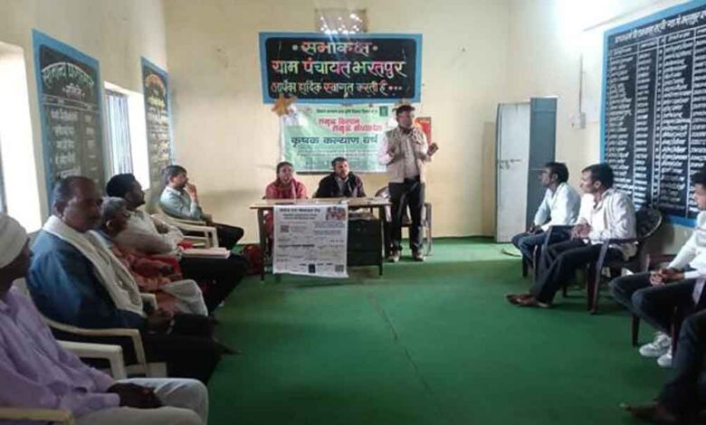 कृषि-रथ-के-माध्यम-से-किसानों-को-दी-जा-रही-ई-विकास-प्रणाली-की-जानकारी