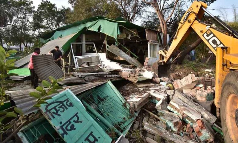 उज्जैन-में-पंच-पीर-मजार-के-पास-अतिक्रमण-पर-चला-बुलडोजर,-सालों-पुरानी-सैटेलाइट-तस्वीरों-से-हुआ-खुलासा