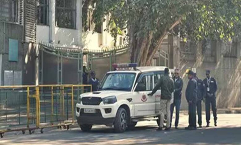 दिल्ली-में-हड़कंप:-9-स्कूलों-को-बम-से-उड़ाने-की-धमकी,-बम-स्क्वाड-तैनात