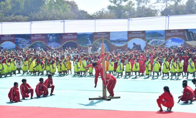 स्कूली-बच्चों-की-प्रस्तुति-से-प्रभावित-हुए-केंद्रीय-गृह-मंत्री-शाह-,-ताली-बजाकर-बढ़ाया-उत्साह
