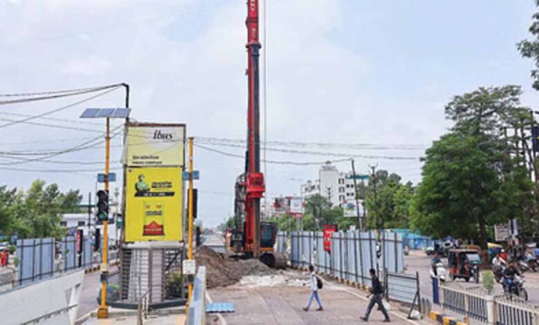 इंदौर-में-सड़क-के-बीच-बिछी-नर्मदा-लाइन,-एलिवेटेड-कॉरिडोर-बनाना-होगा-मुश्किल