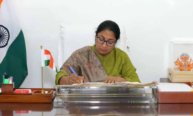 दिल्ली-में-बेटियों-को-बड़ा-तोहफा,-लखपति-बनाएगी-रेखा-गुप्ता-सरकार