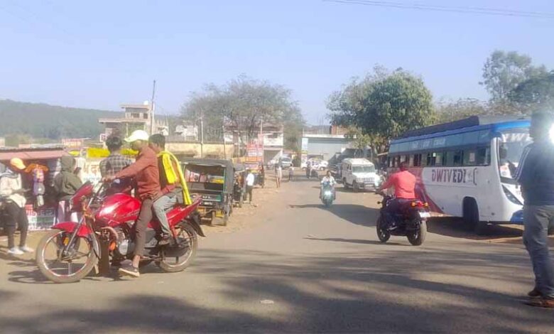 किरगी-पंचायत-में-नहीं-है-ऑटो-स्टैंड-की-सुविधा-पंचायत-नहीं-है-खतरों-से-खाली