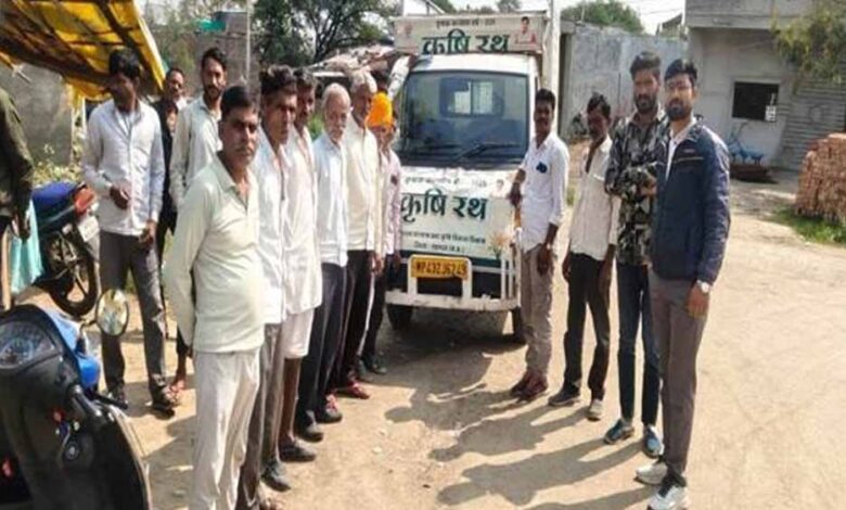 किसानों-को-दी-जा-रही-आधुनिक-कृषि-यंत्रों-की-जानकारी