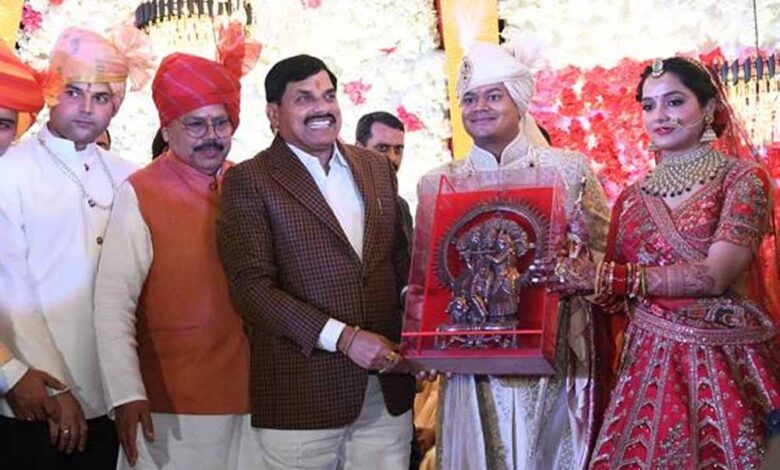 मुख्यमंत्री-डॉ.-यादव-ऊर्जा-मंत्री-तोमर-के-सुपुत्र-रिपुदमन-के-विवाह-समारोह-में-शामिल-हुए-वर-वधु-को-दिया-आशीर्वाद