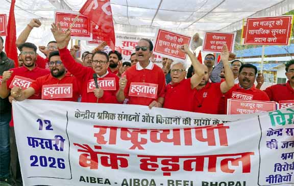 25-करोड़-कामगारों-की-ऐतिहासिक-हड़ताल-से-देश-ठहरा