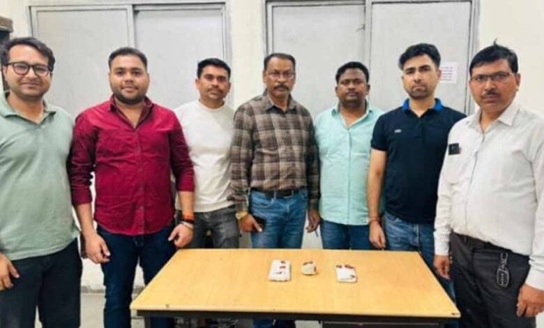 पांच साल से फरार महिला और युवक मादक पदार्थ के साथ गिरफ्तार