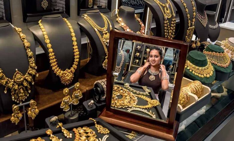 सोने-चांदी-की-कीमतों-में-गिरावट,-22k-गोल्ड-8-हजार-रुपये-से-ज्यादा-सस्ता,-चांदी-के-रेट-भी-डाउन