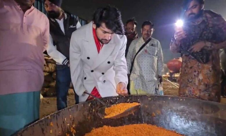 रात-3:30-बजे-बागेश्वर-महाराज-ने-अन्नपूर्णा-मंडप-में-खुद-संभाली-भट्टी,-प्रसादी-की-पूरियां-तैयार