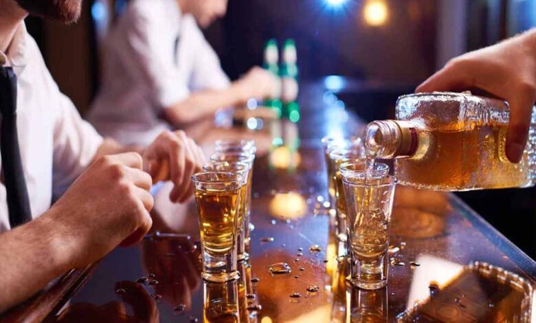 desi-alcohol-price-hike:-यूपी-में-1-अप्रैल-से-देशी-शराब-के-दाम-में-₹5-की-बढ़ोतरी