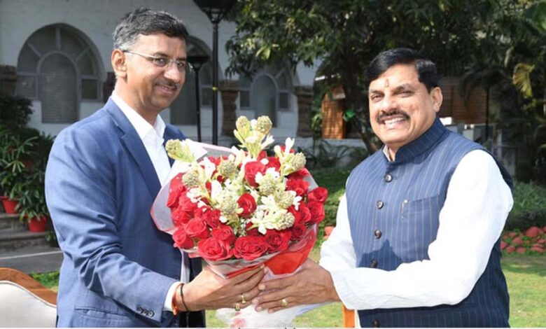 ias-ट्रांसफर-अपडेट:-मोहन-के-मिडनाइट-मैसेज-के-बाद-मनीष-सिंह-और-वर्णवाल-बने-ताकतवर,-cm-ने-2026-रोडमैप-पर-जताई-गंभीरता