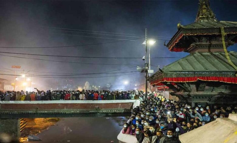 महाशिवरात्रि-2026:-नेपाल-भारत-में-गूंजा-हर-हर-महादेव,-पशुपतिनाथ-धाम-में-3-km-लंबी-भक्तों-की-कतार